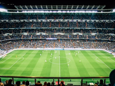 足球运动员维尼修斯·儒尼奥尔边路突破带球画面