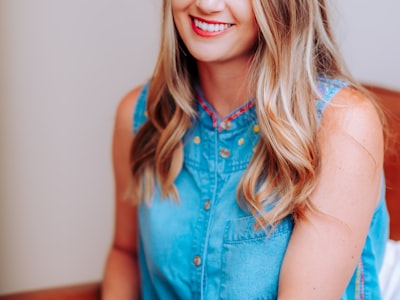 足球运动员哈里·凯恩在比赛中准备射门的瞬间特写